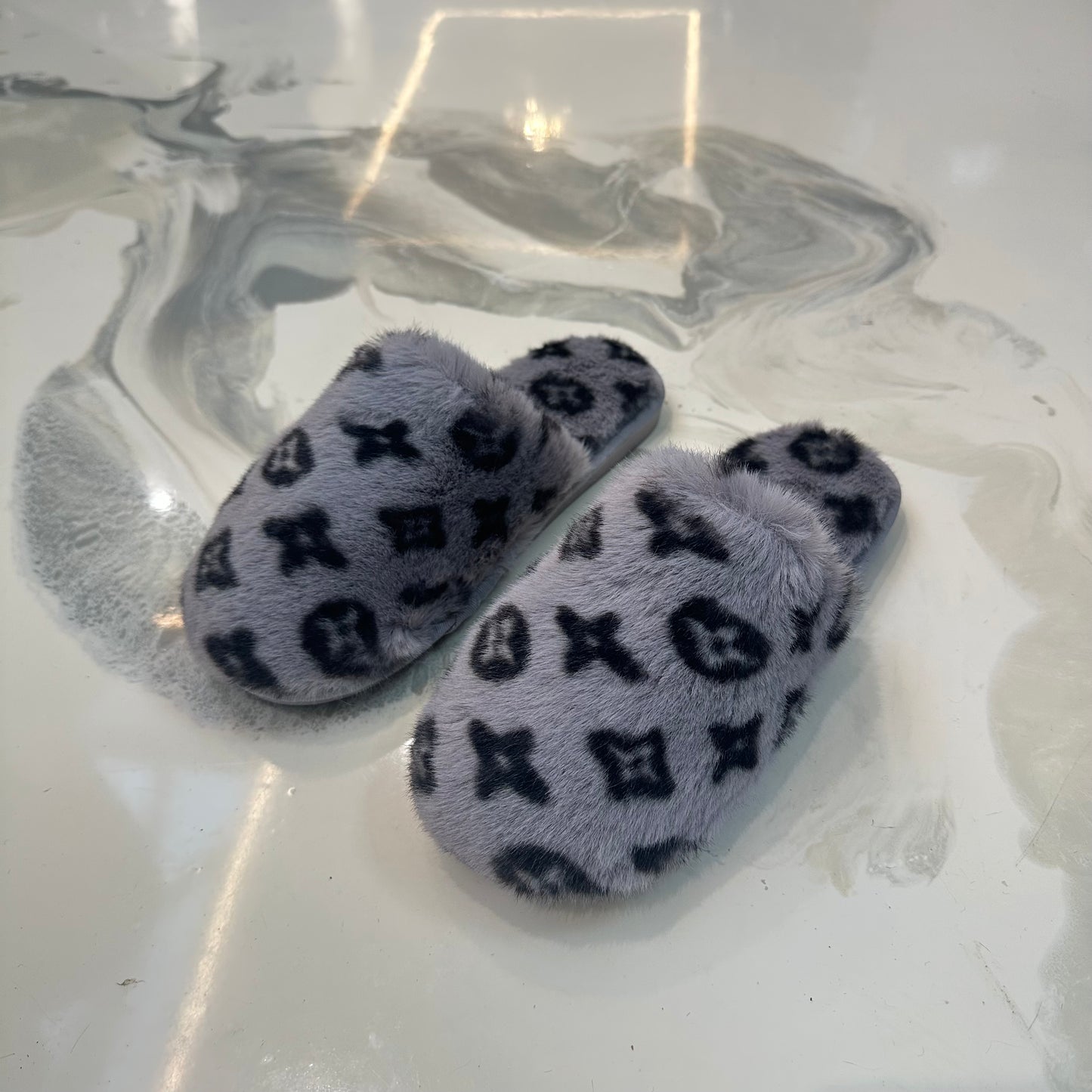 Ari - Printed Fluffy Slippers