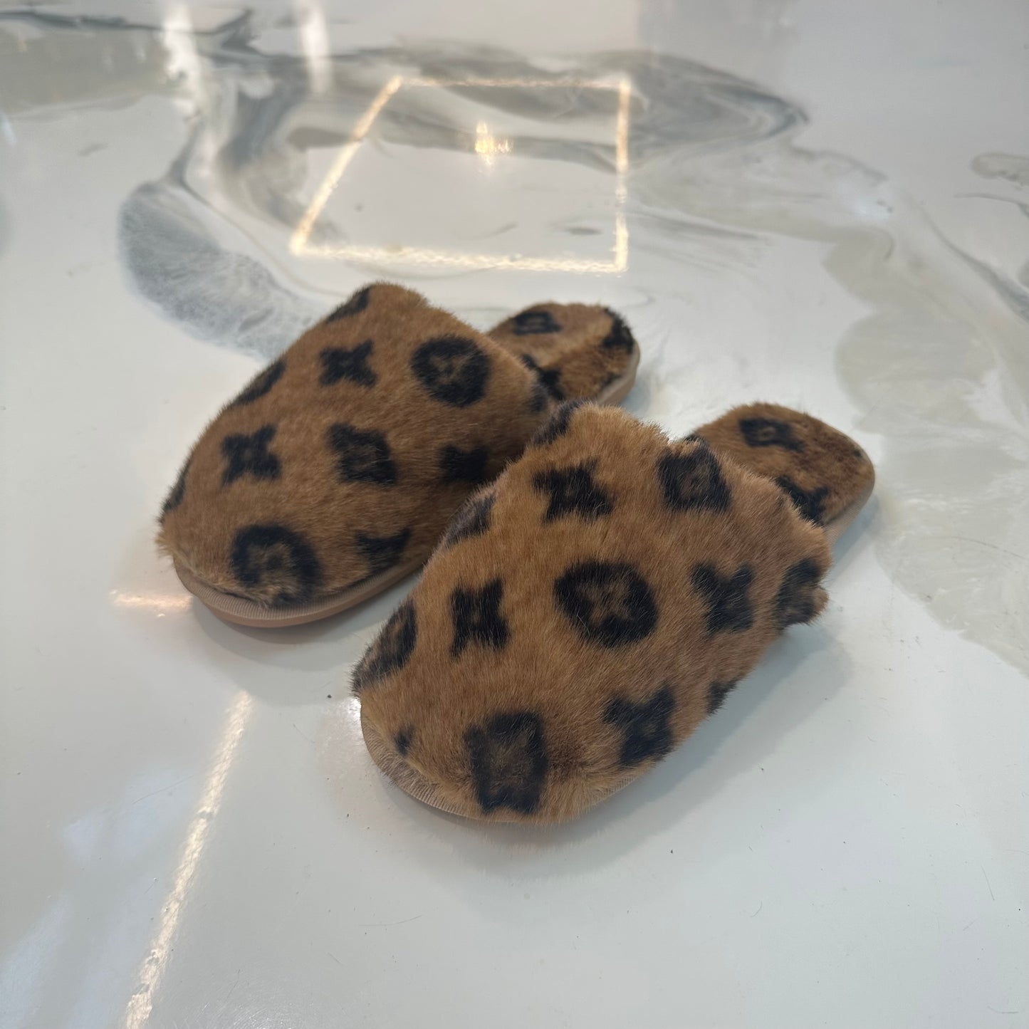 Ari - Printed Fluffy Slippers